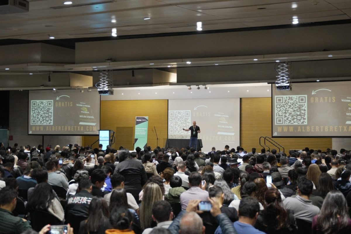 Albert Bretxa impartiendo una conferencia de Growth Investing en español