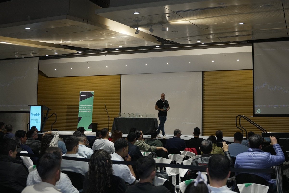 Albert Bretxa explicando un análisis de mercado durante una ponencia