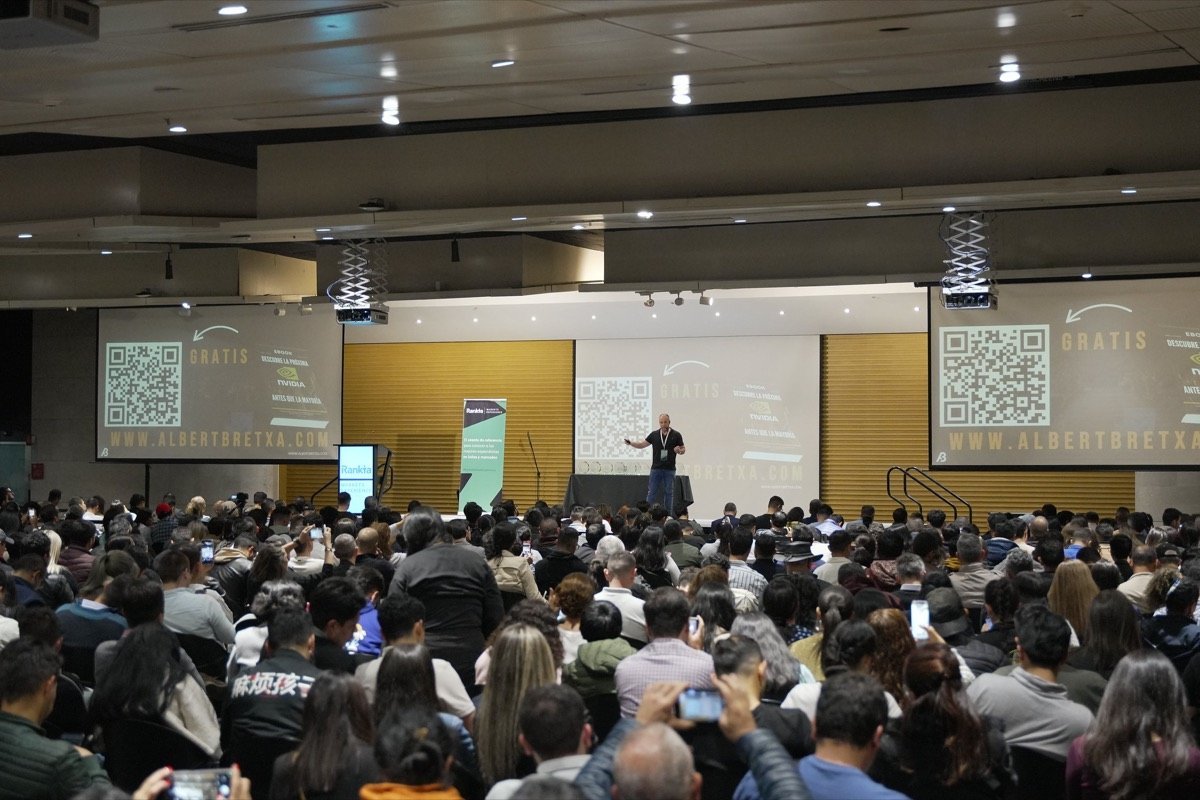 Albert Bretxa como ponente en un evento para inversores