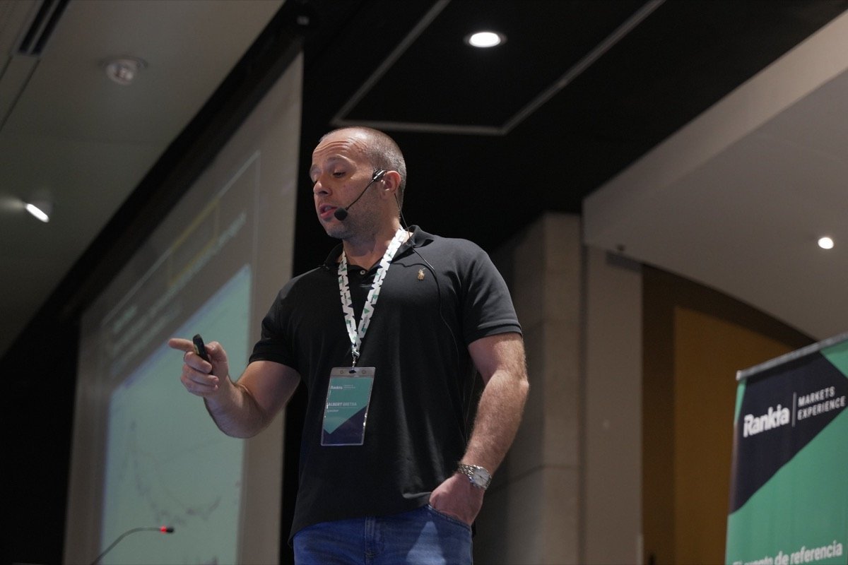 Albert Bretxa explicando su método de Growth Investing ante el público